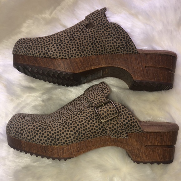 White Mountain BEHOLD Leopard Print Clogs - Picture 8 of 9